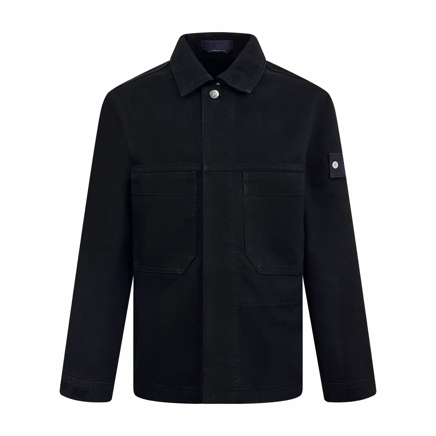 P490 Stone island double-pocket badge denim jacket (black). The original product was purchased for RMB 6,300. The fabric is made of custom-made high-density twill denim. It is full of texture and comfortable to the skin. It is painted with classic retro black and is full of natural purity. The front chest pocket is cut into the front with a golden ratio. A pragmatic reconstruction of the ritual sense. The iconic Stonesland badge is embellished on the sleeve, like a unique medal, highlighting the brand's imprint. Simple lines outline a neat silhouette, outlining a casual and free style. The workwear gene is infused with luxury DNA, simple charm, versatile charm, using imported machine embroidery technology. Using advanced computer control systems and precision mechanical components to realize the Stonesland badge embroidery operation with high precision. The lines are smooth and delicate. The whole garment is washed with Zhongxiao. Use a special solution to remove stains and slight fading. Snow wash to remove fading through strong washing. To make the color more uniform, the entire piece of clothing is stitched using an embedded clamp machine. The embedded clamp machine can control the distance between the two needles by changing the needle position, so that the stitching can be seamless, smooth and tidy. Size:S-M-L-XL